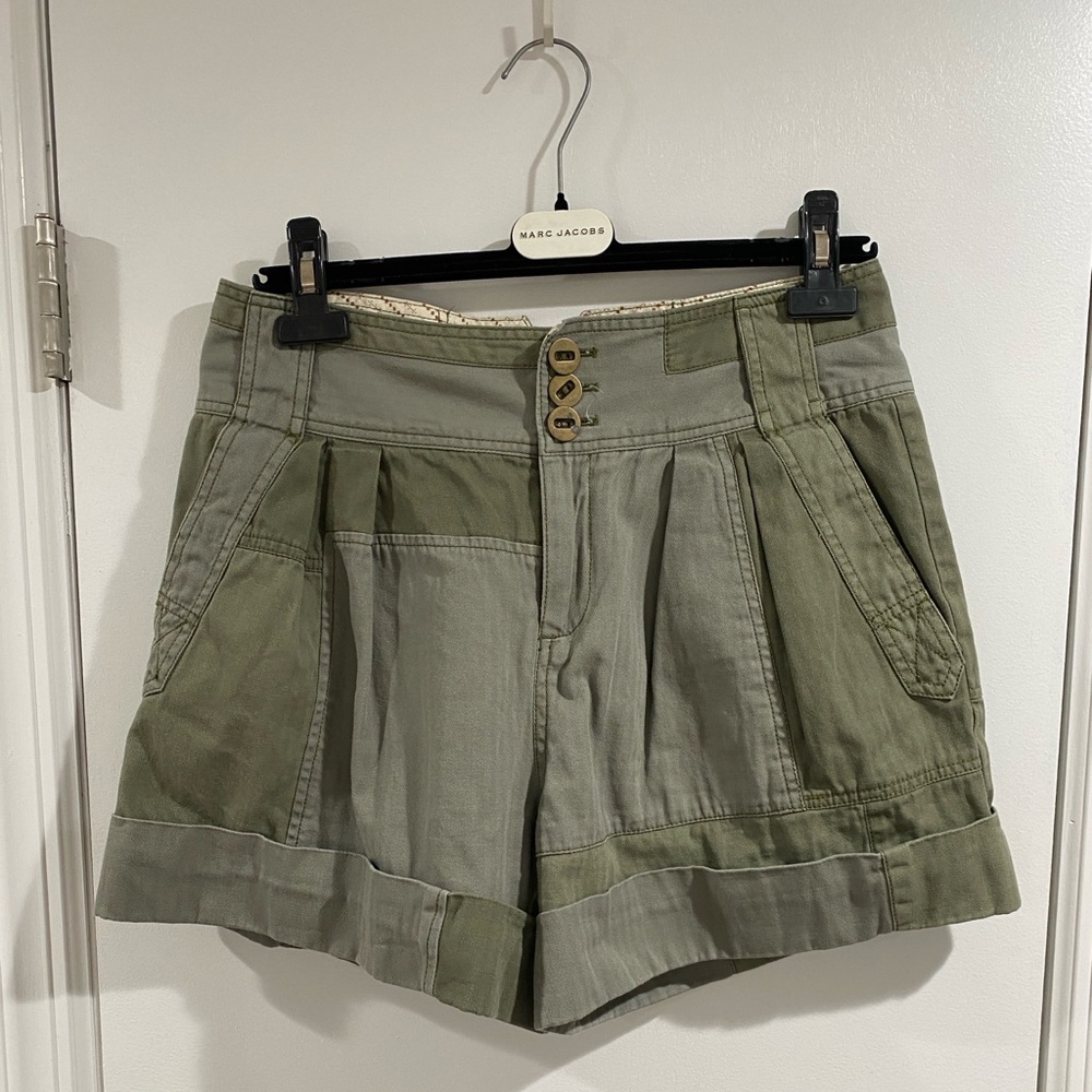 MBMJ army pleated shorts